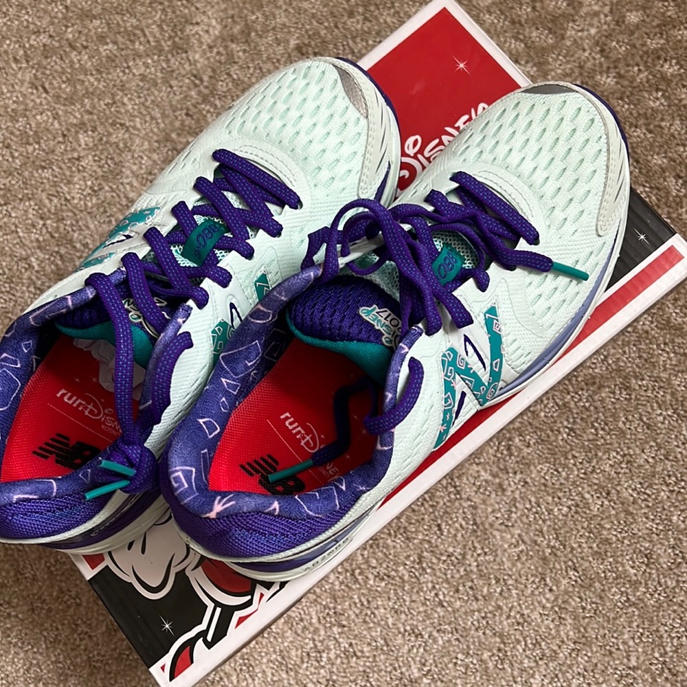 NWT New Balance runDisney Mad Tea Party shoes WOMEN 6.5 B 880s
